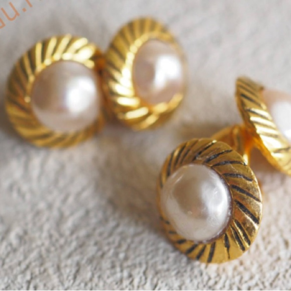 CHANEL vintage unisex cufflinks faux pearl and gold color - Rank A